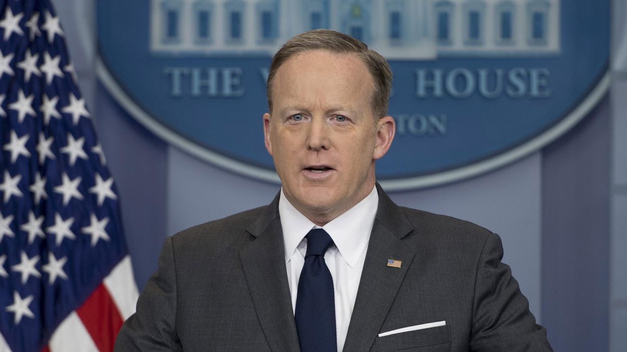 Sean Spicer somehow found an all-new way to embarrass himself at a press briefing