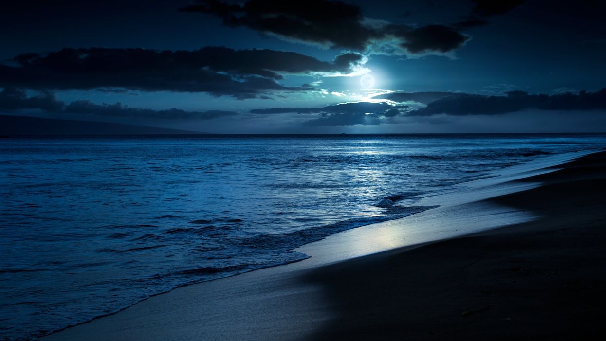 Blue ‘UFO’ filmed flying over Hawaii before crashing into the sea