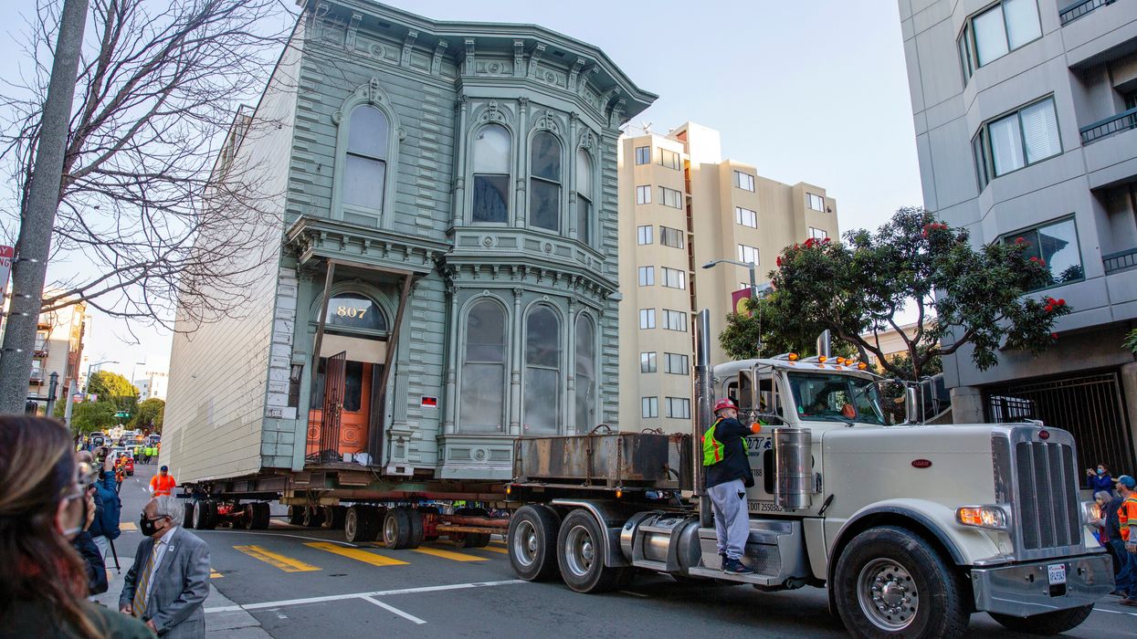 This video of 139-year-old house being moved on the back of a truck is surprisingly stressful
