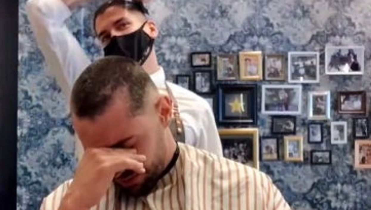Barber moves cancer patient to tears as he shaves off own hair in incredible gesture