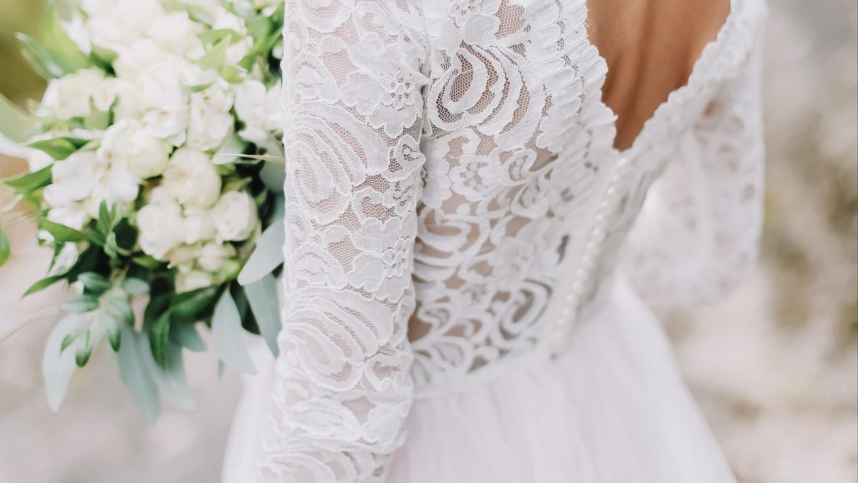 Bride asked wedding photographer to take explicit photos of her wedding night and internet is cringing