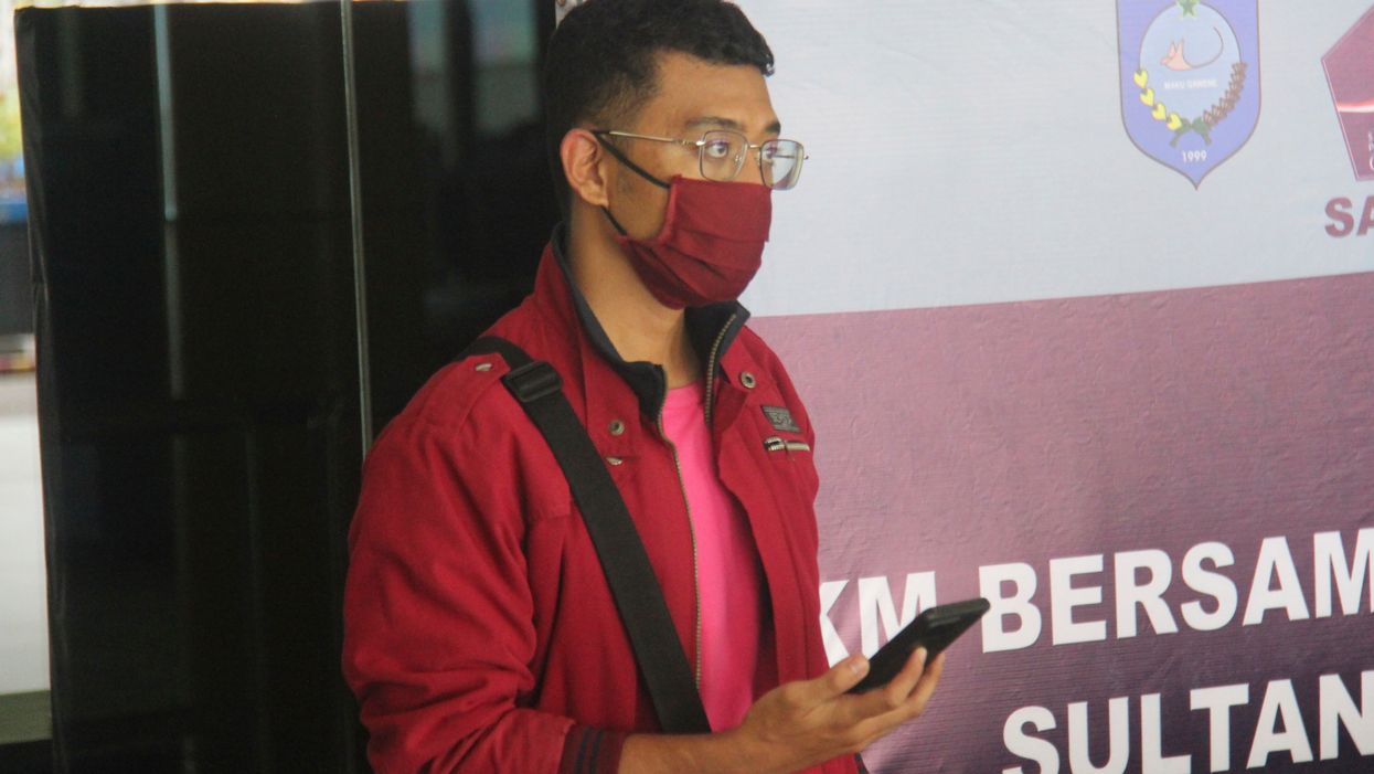 Man with Covid sneaked onto flight by disguising himself as his wife