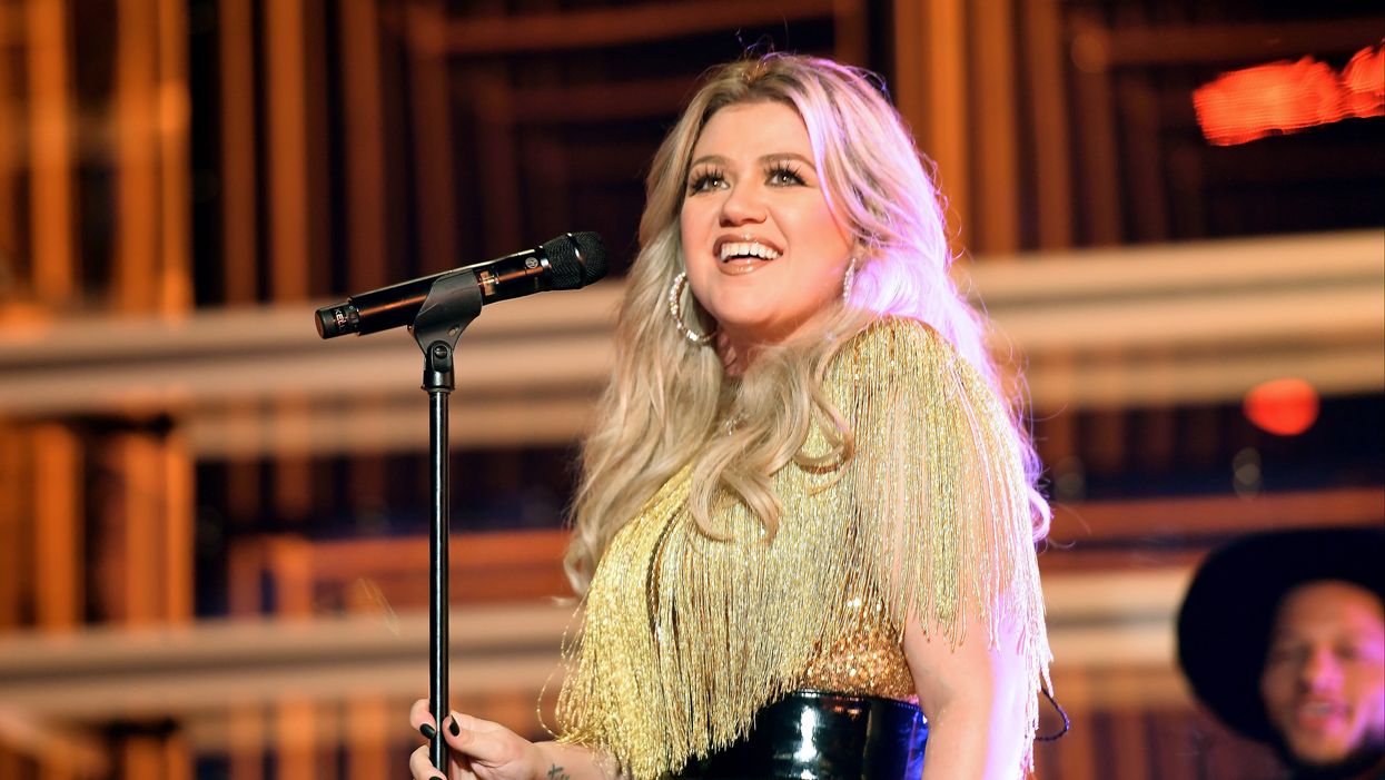 Kelly Clarkson’s monthly salary just got revealed in court documents and people are stunned