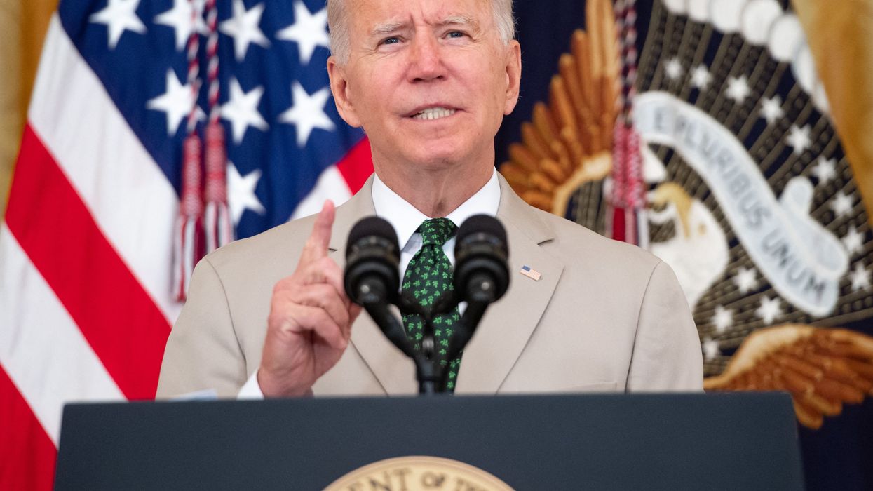 People think Biden just trolled Fox News by wearing a tan suit during Obama’s birthday week