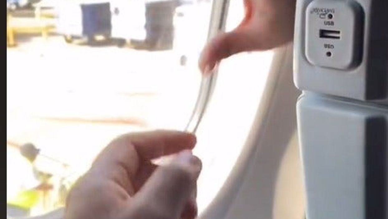 Plane passenger’s hilarious window war with fellow flyer goes viral – so who’s in the right?