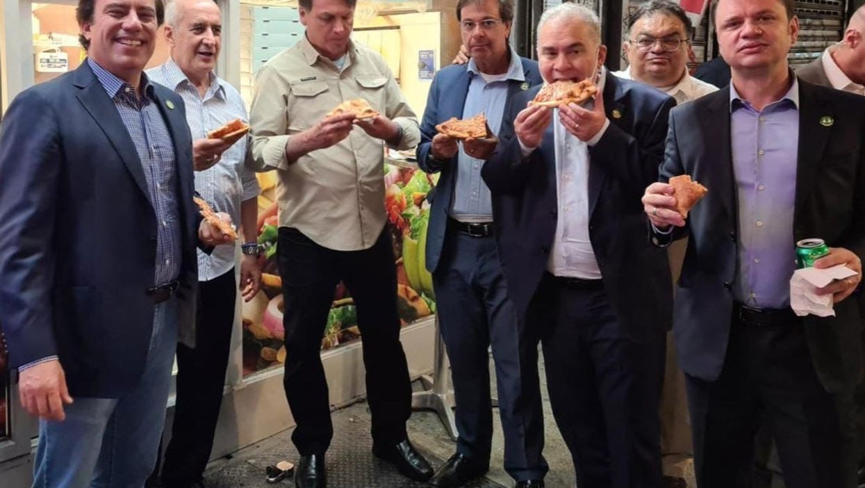 Unvaxxed Bolsonaro forced to eat pizza on NY street because he can’t dine inside restaurants