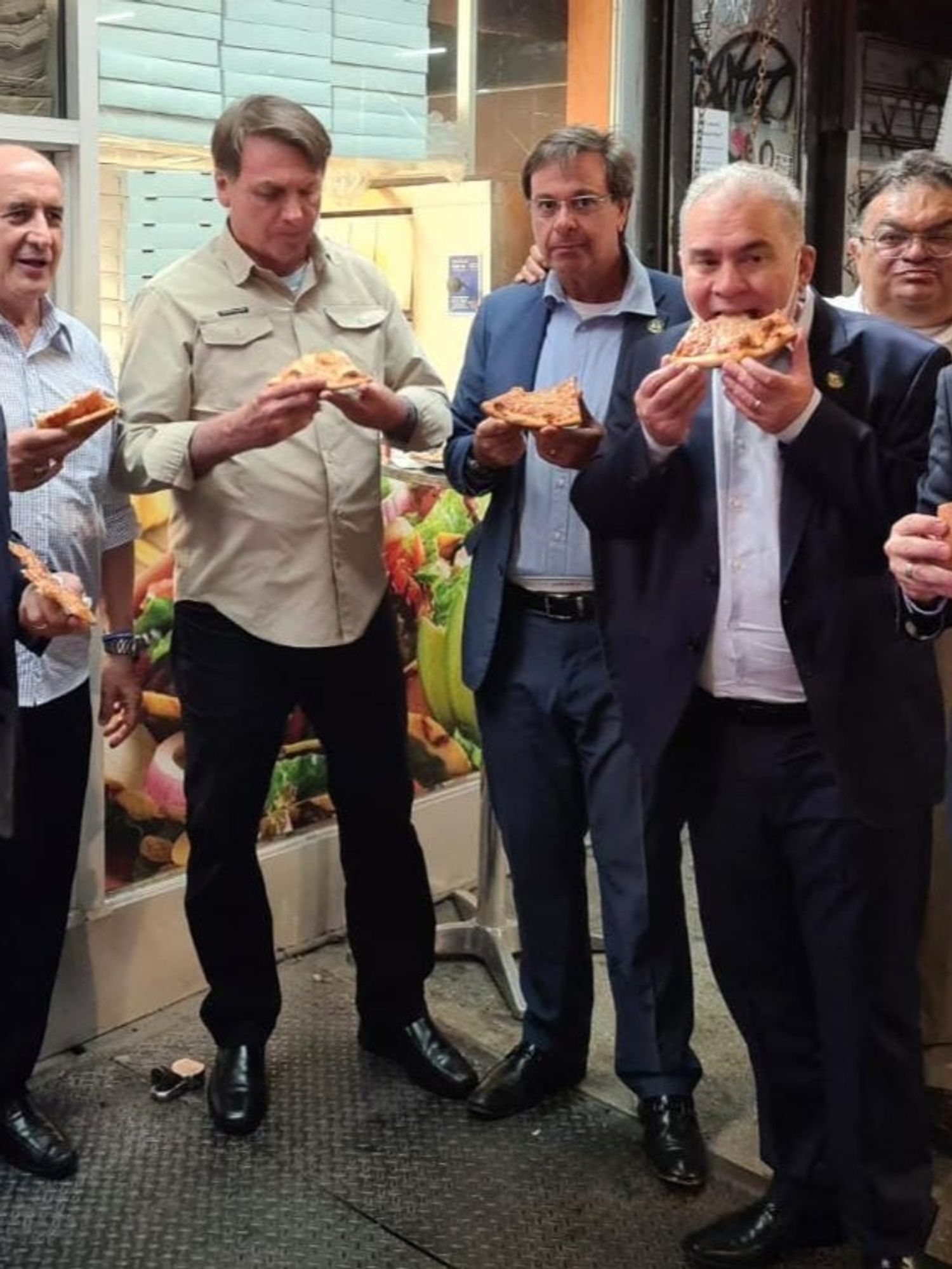 Unvaxxed Bolsonaro forced to eat pizza on NY street because he can’t dine inside restaurants