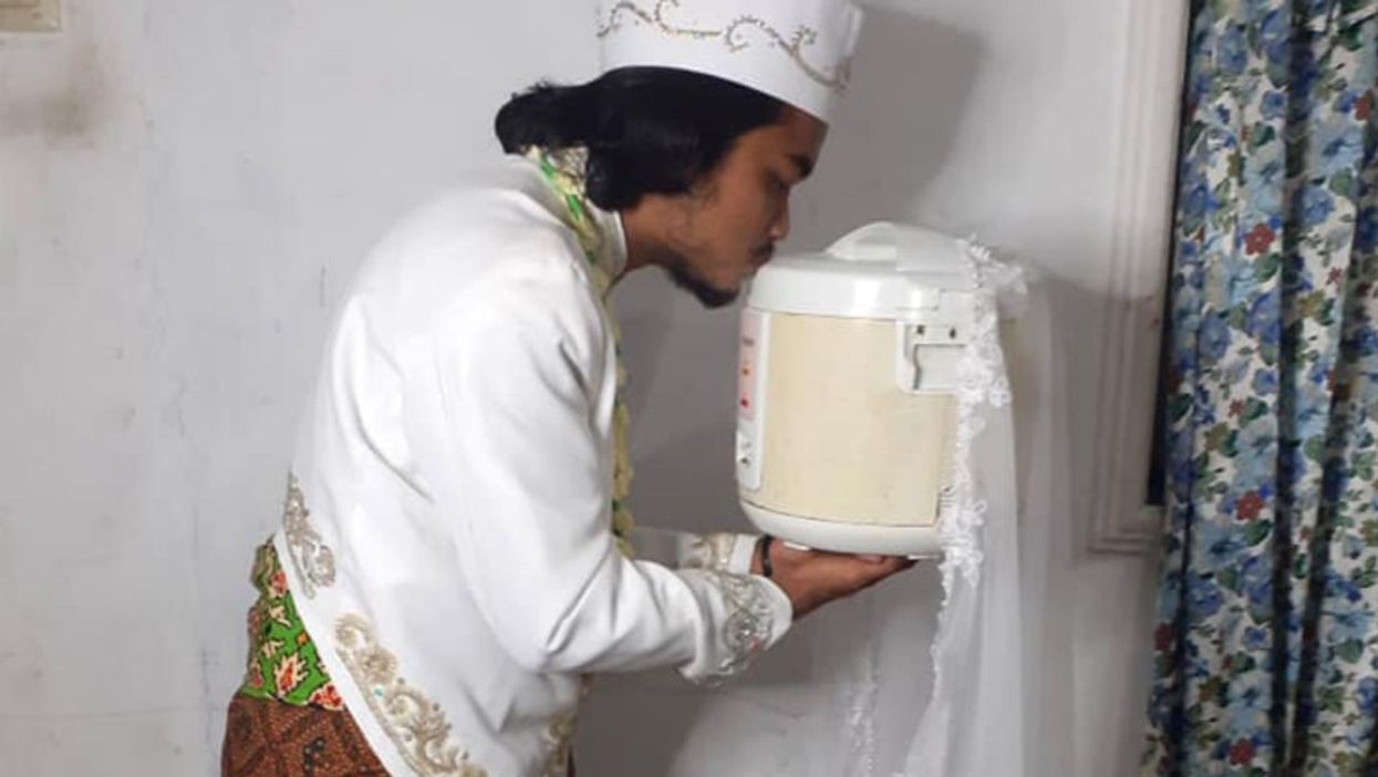 Man goes viral with pictures of him ‘marrying’ a rice cooker... and then divorcing it four days later