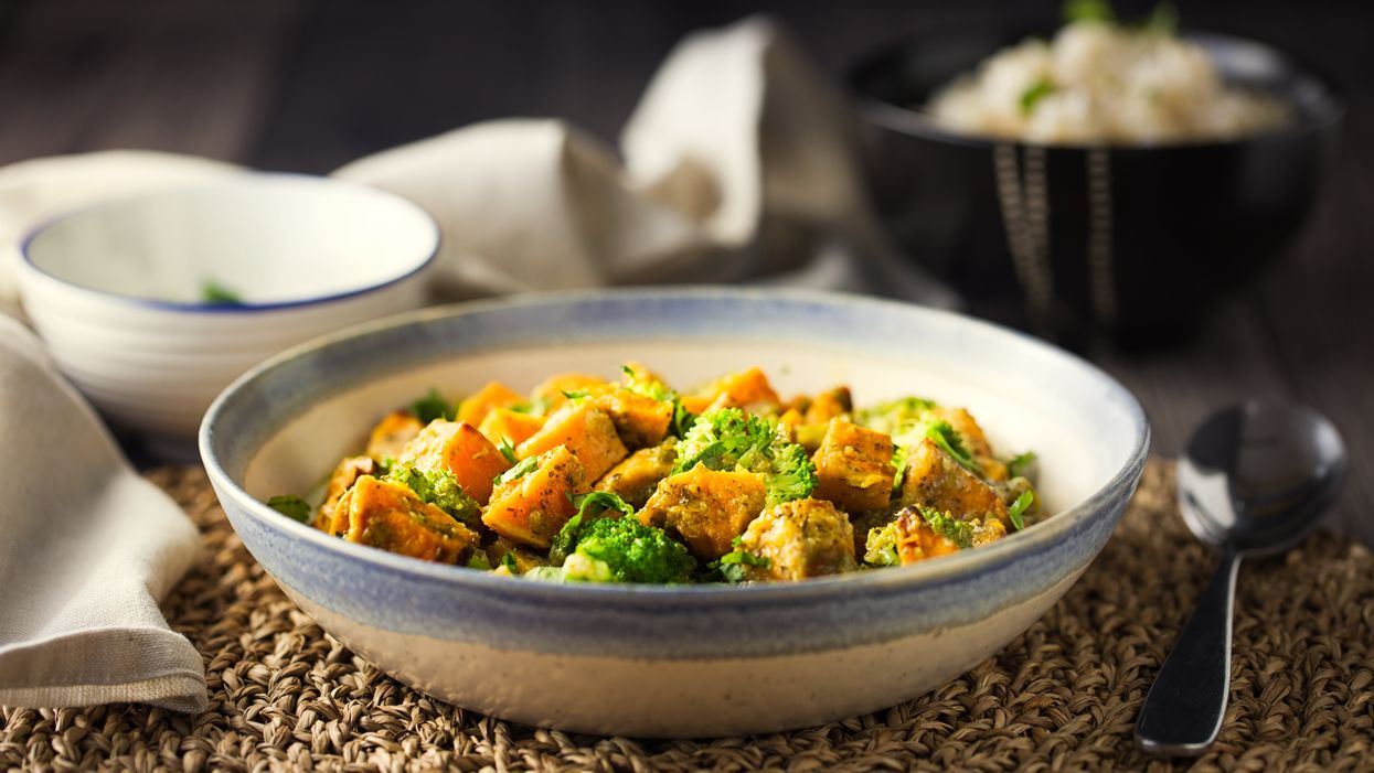 Man goes to petty lengths to show that chefs cook meals differently for locals