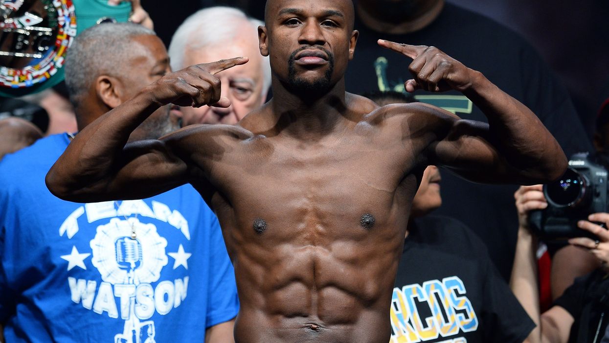 Floyd Mayweather refuses picture with teenage fan who had painted nails