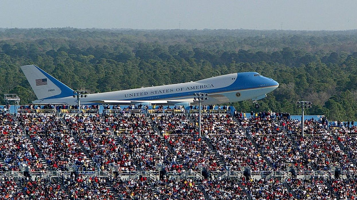 Trump campaign manager deletes photo of Air Force One at Daytona 500 because it's from 2004
