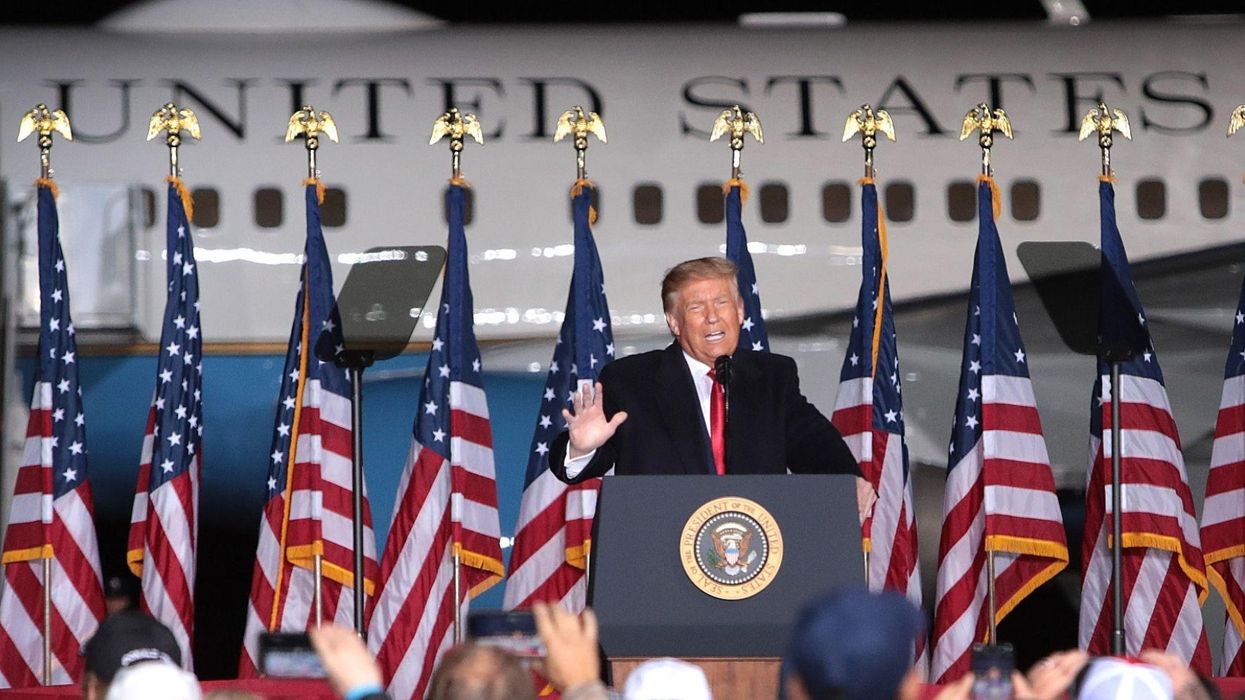 Watch Trump nonsensically brag about all the TVs on his jet for 15 seconds straight