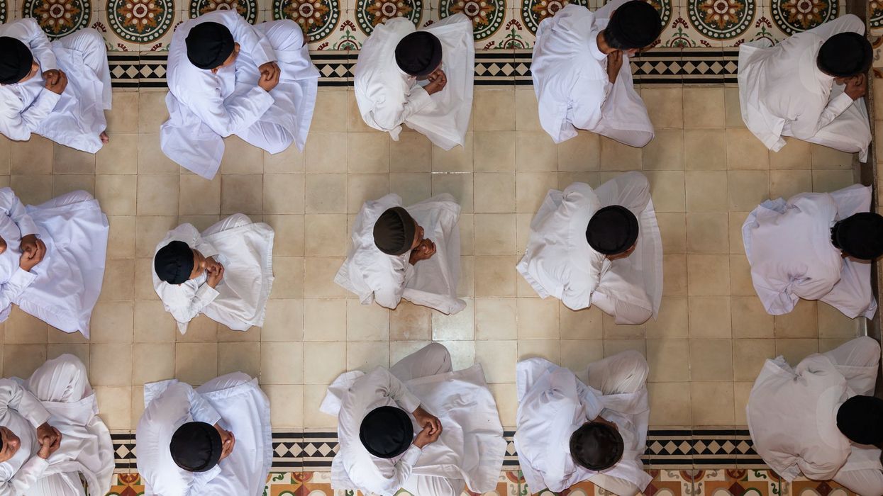 People around the world moved by photo of a Muslim and Jewish paramedic praying together