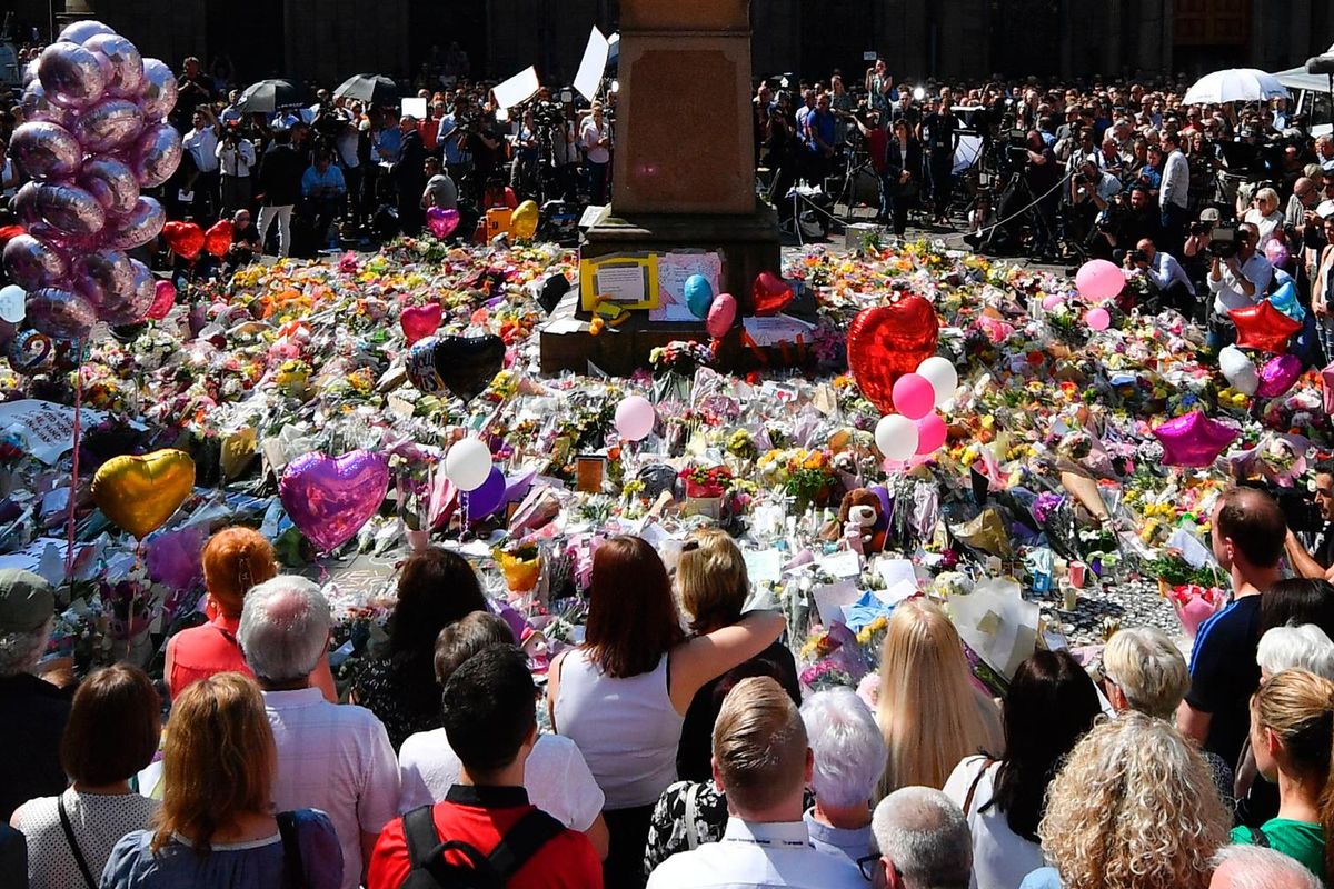 People in Manchester sang Don't Look Back in Anger after a minute's silence and it was beautiful