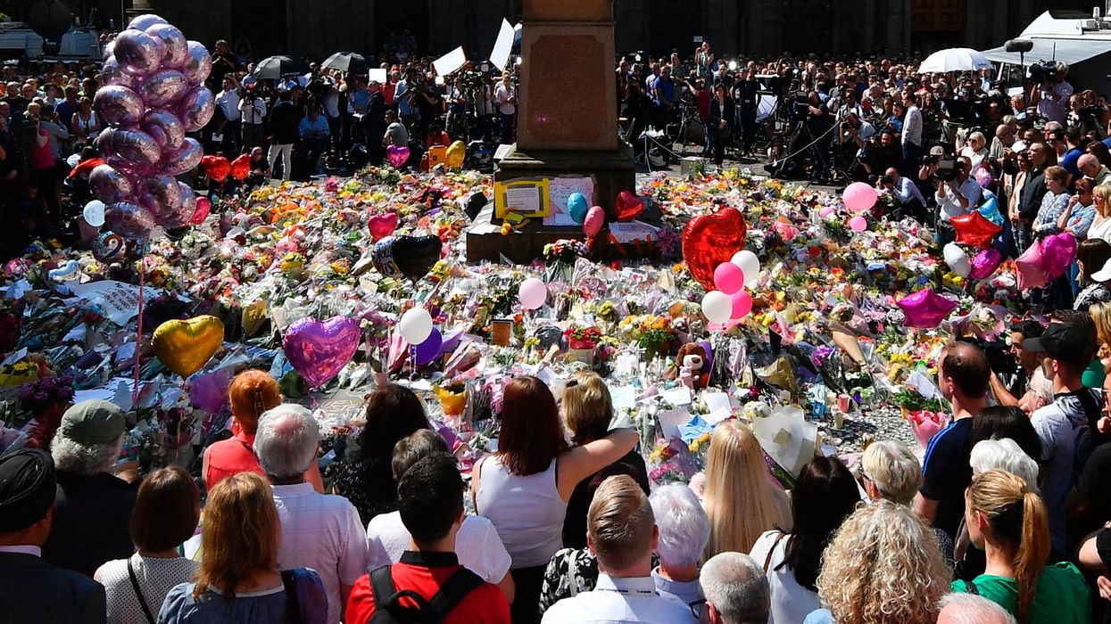 People in Manchester sang Don't Look Back in Anger after a minute's silence and it was beautiful