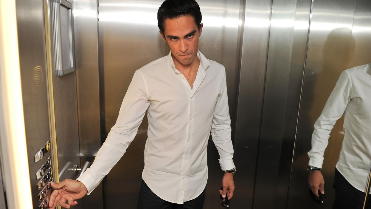 Expert reveals 'close door' button on elevators is a lie