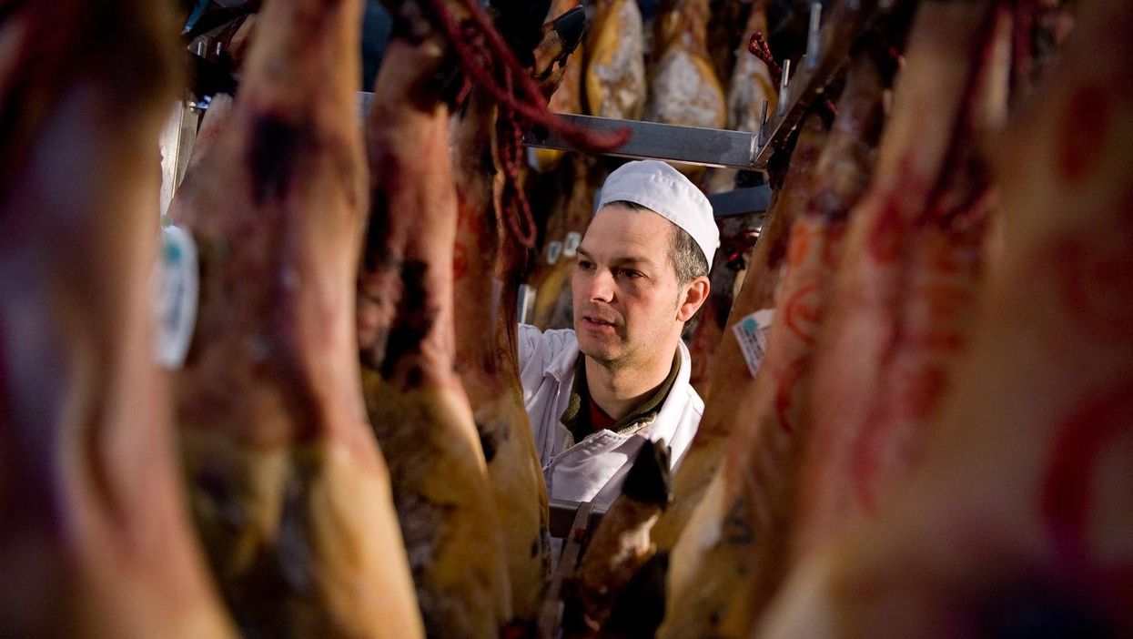 Man tries to steal seven giant hams, couldn't possibly make a worse job of it