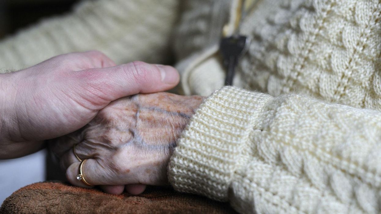 Why people on Facebook are sharing this photo of an elderly couple in a shop