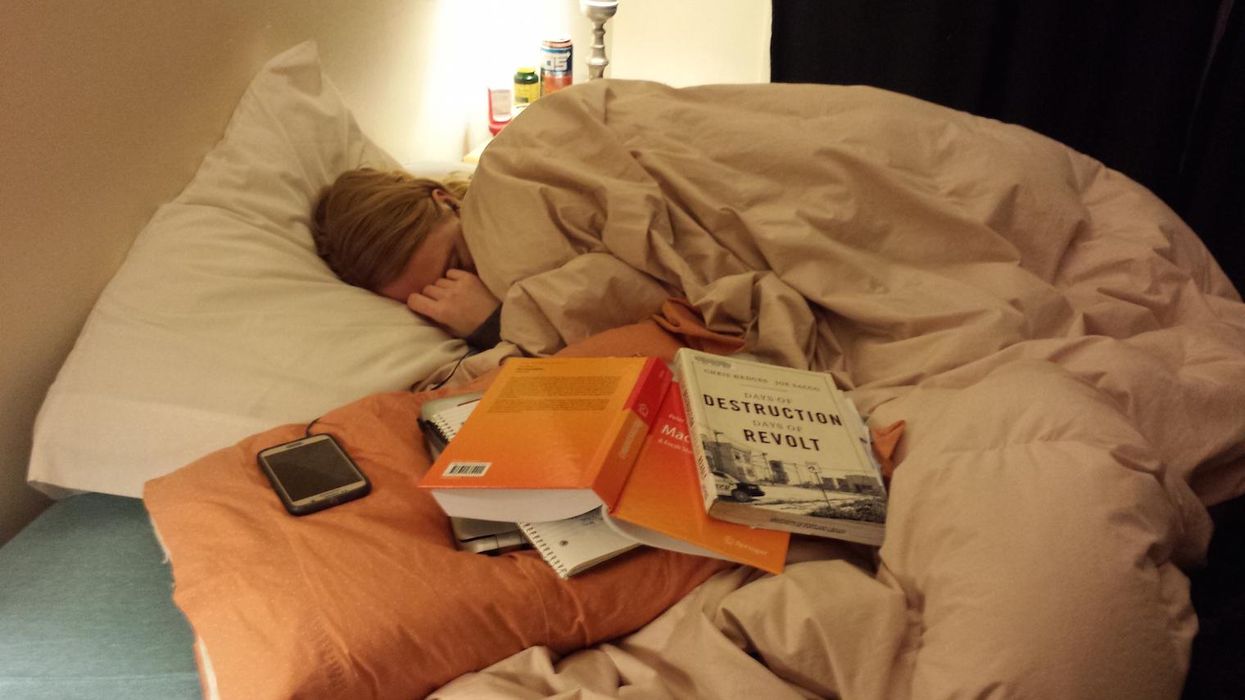 Here's why this man took a photo of his sleeping girlfriend surrounded by books