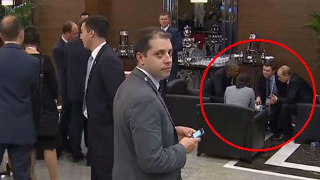 The video of this man 'eavesdropping' on Barack Obama and Vladimir Putin at the G20 summit is absolutely incredible