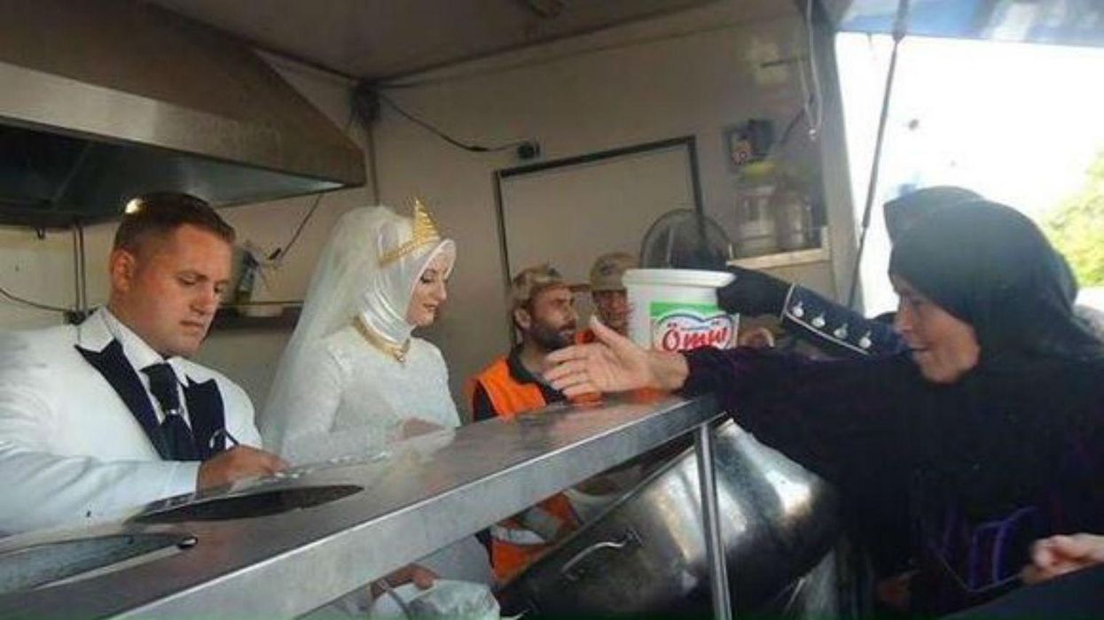 A Turkish couple spent their wedding day feeding 4,000 Syrian refugees