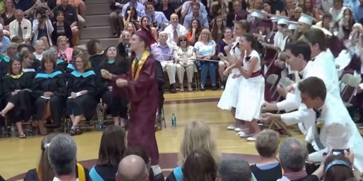 Shock Out Graduation This high school decided to do a 'Shake It Off' flashmob at graduation ...