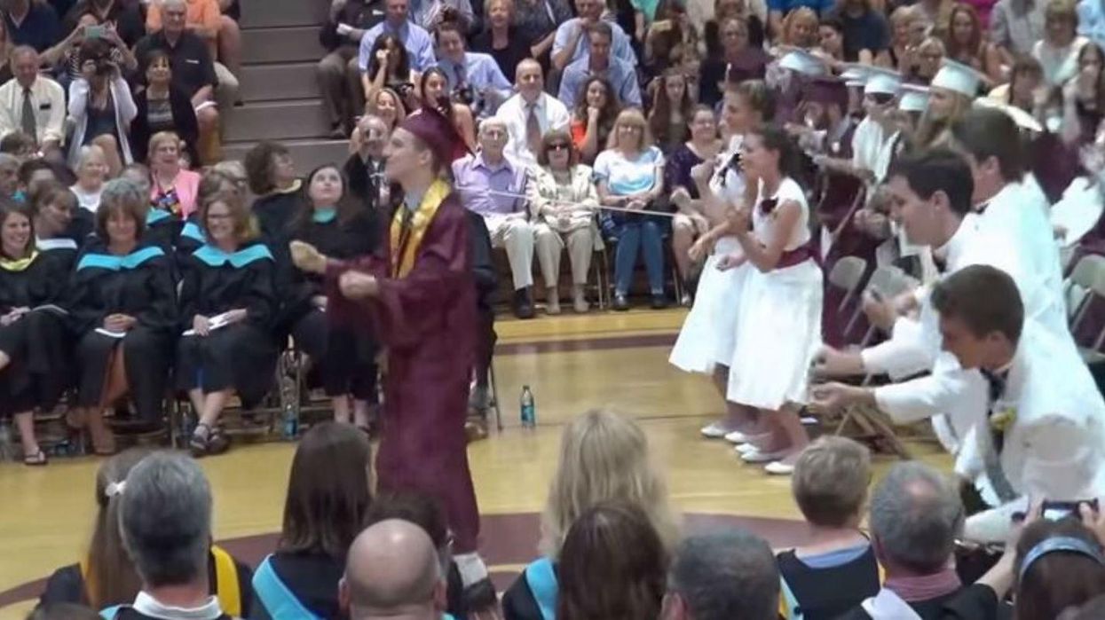 This high school decided to do a 'Shake It Off' flashmob at graduation and it's perfect