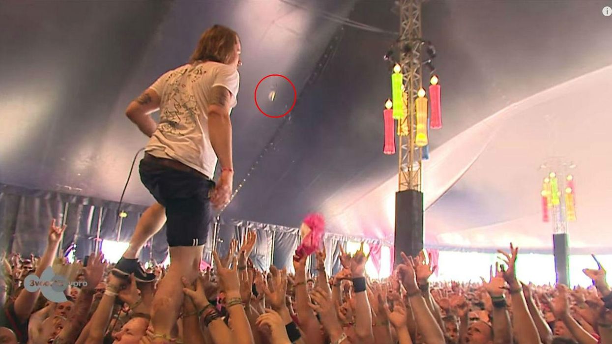 Introducing the most nonchalant crowdsurfing rockstar you will see today, possibly ever