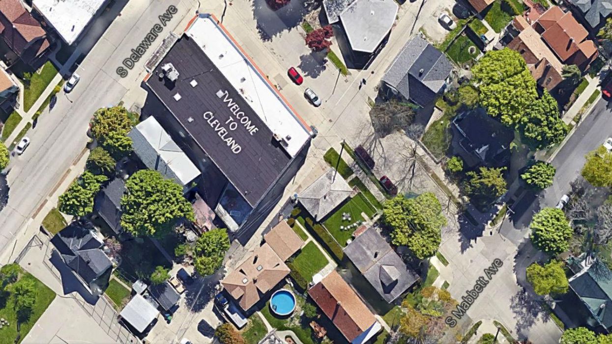 Man paints 'Welcome to Cleveland' sign on his roof... he lives by Milwaukee airport