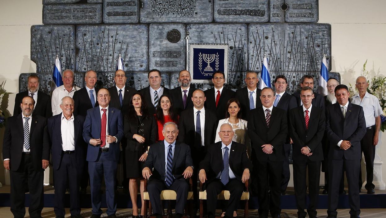 Presenting one of the worst photoshops we have ever seen