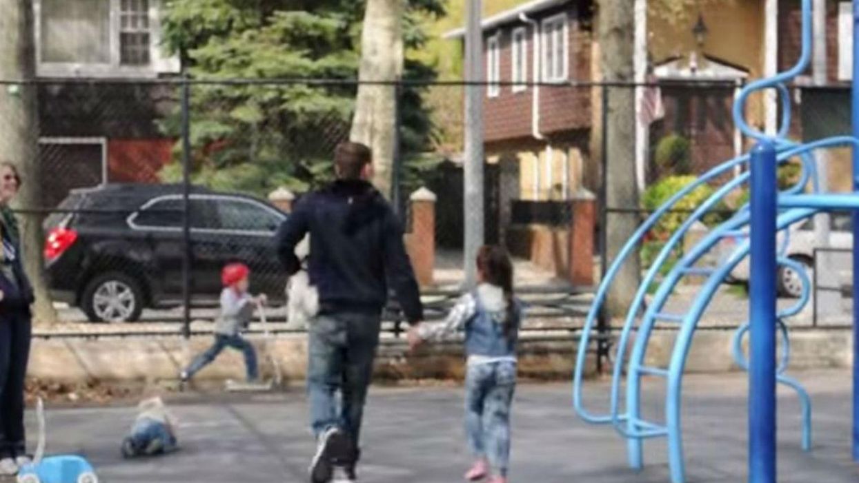 This man is showing parents how worryingly easy it is to kidnap children