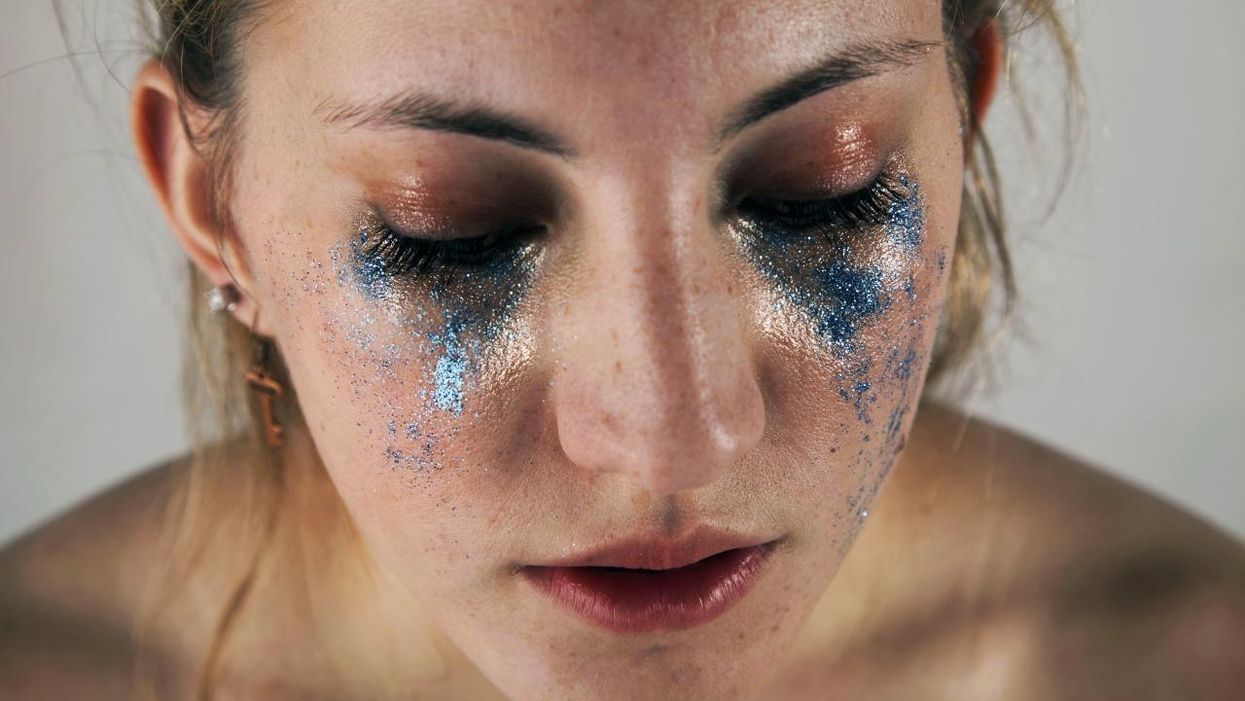 This artist is using glitter to highlight unreasonable beauty standards
