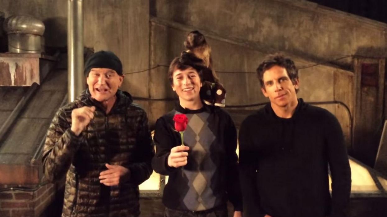 Watch Robin Williams help teenage co-star get a date