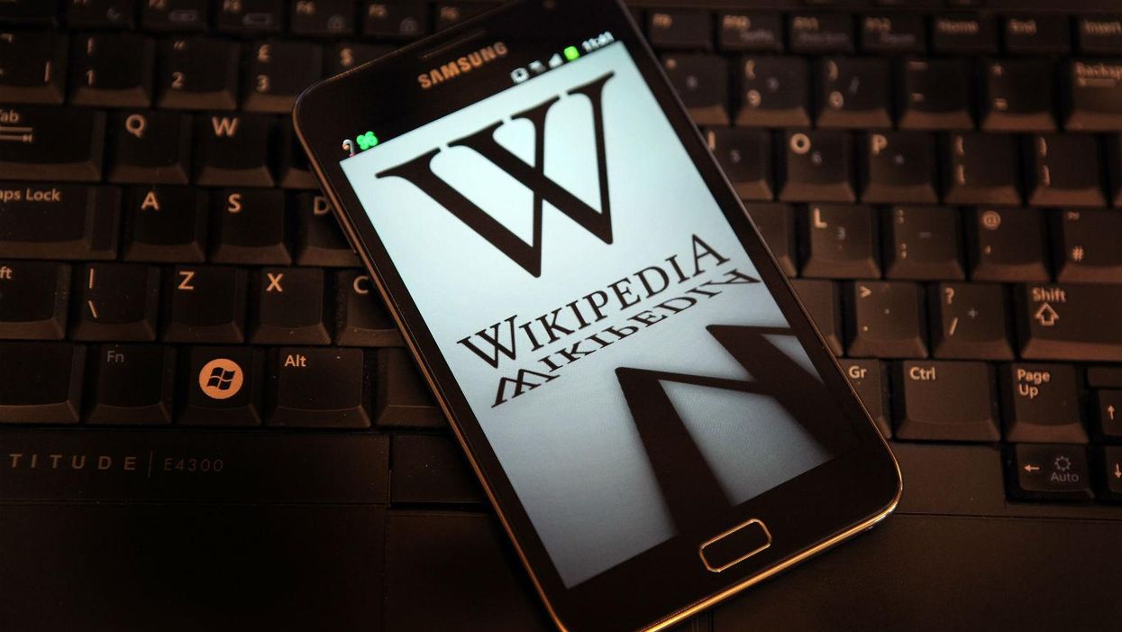 Guess who Britons trust more, Wikipedia authors or journalists?