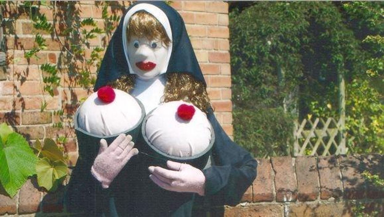 Free cupcakes offered for safe return of totally innocent scarecrow