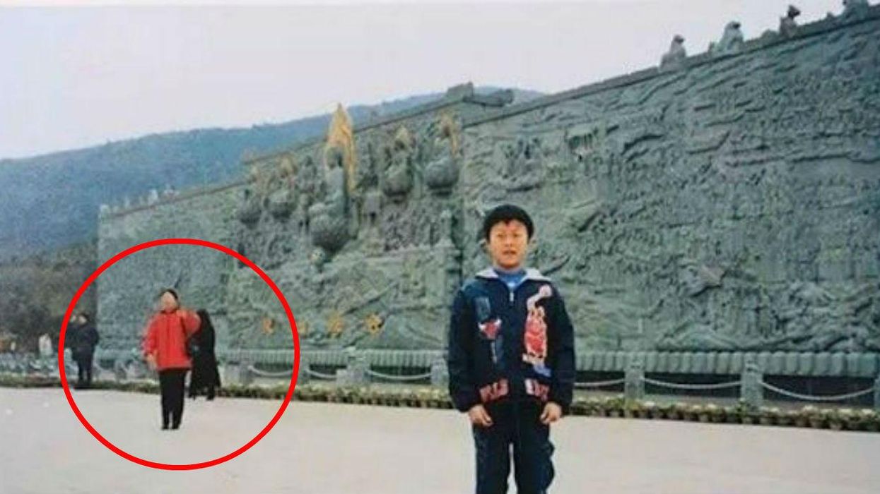 The internet is losing its mind over a woman's mum being in her husband's childhood photo