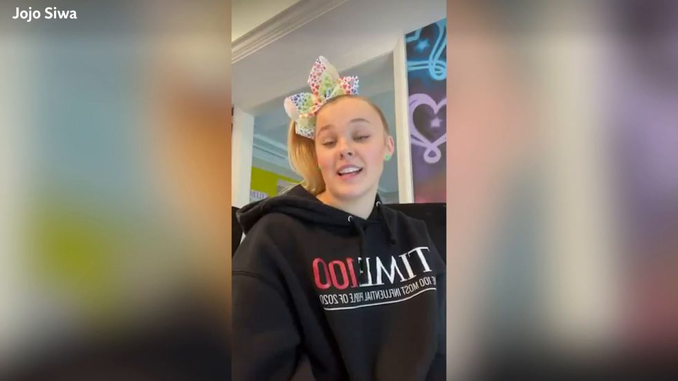 JoJo Siwa talks about coming out in new Instagram Live