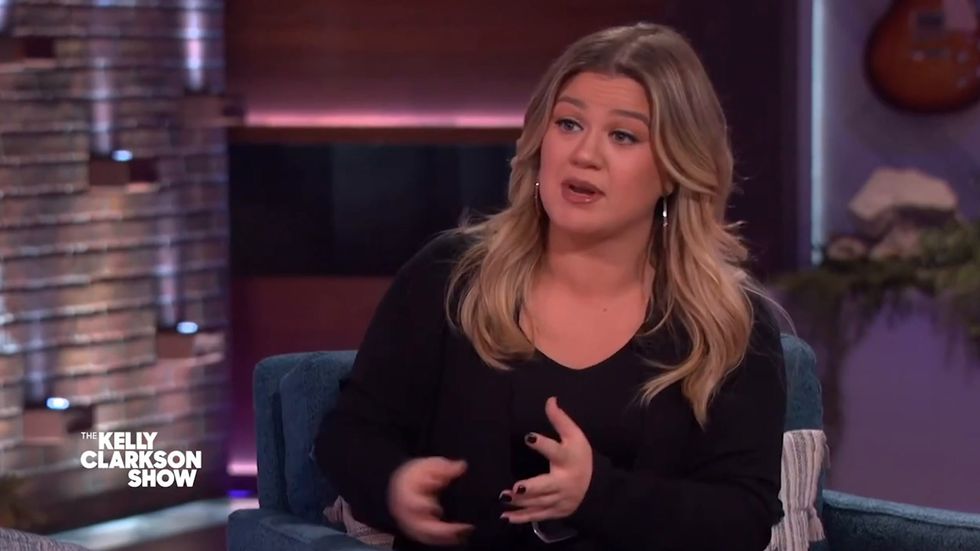 Kelly Clarkson and Kaley Cuoco trade blackout stories