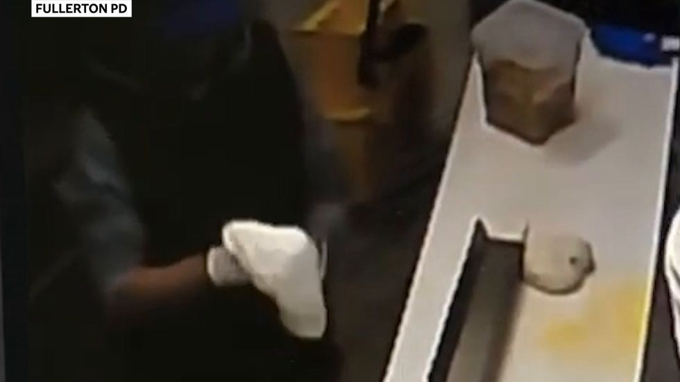 Man makes pizza while robbing restaurant