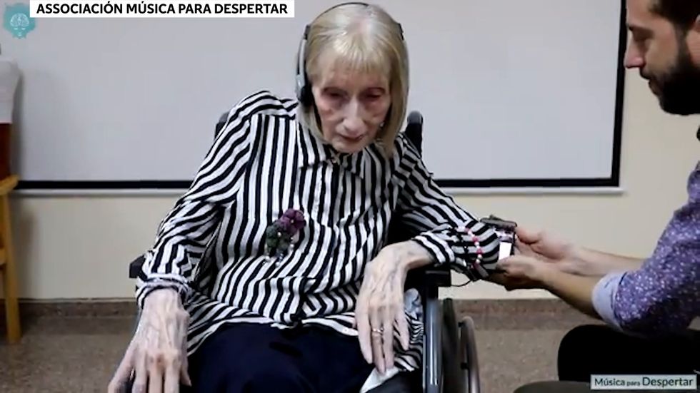 Ballerina with Alzheimer’s remembers choreography for Swan Lake