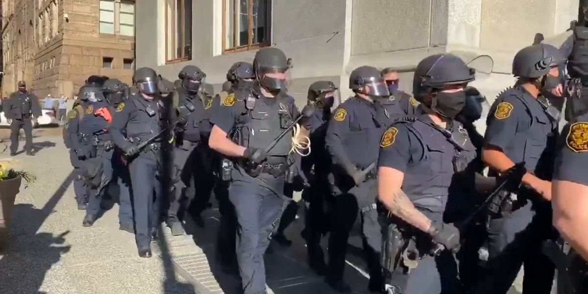 Riot police arrive in Pittsburgh where protesters are gathered | indy100