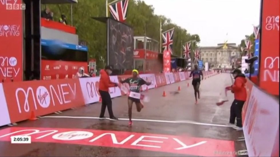Shura Kitata wins the 2020 London Marathon