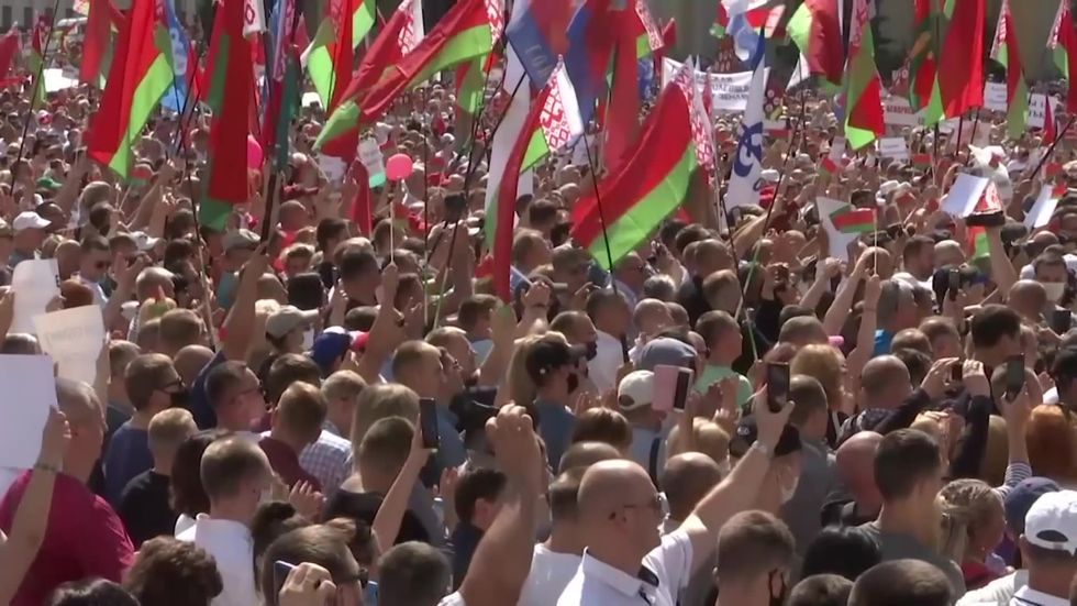 Lukashenko calls on supporters to defend Belarus