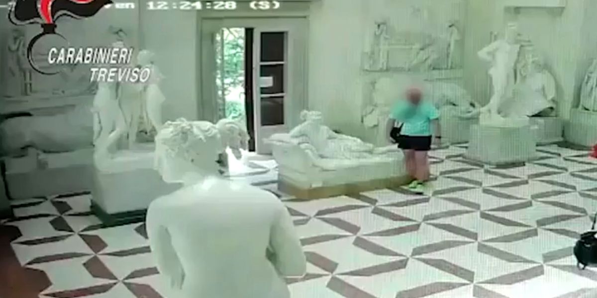 german tourist breaks statue in italy