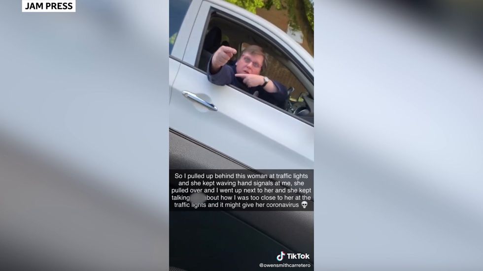 Woman threatens to call police on driver for breaking social distancing by pulling call up too close to hers
