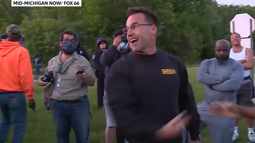 Police Sheriff agrees to walk with protestors in Michigan
