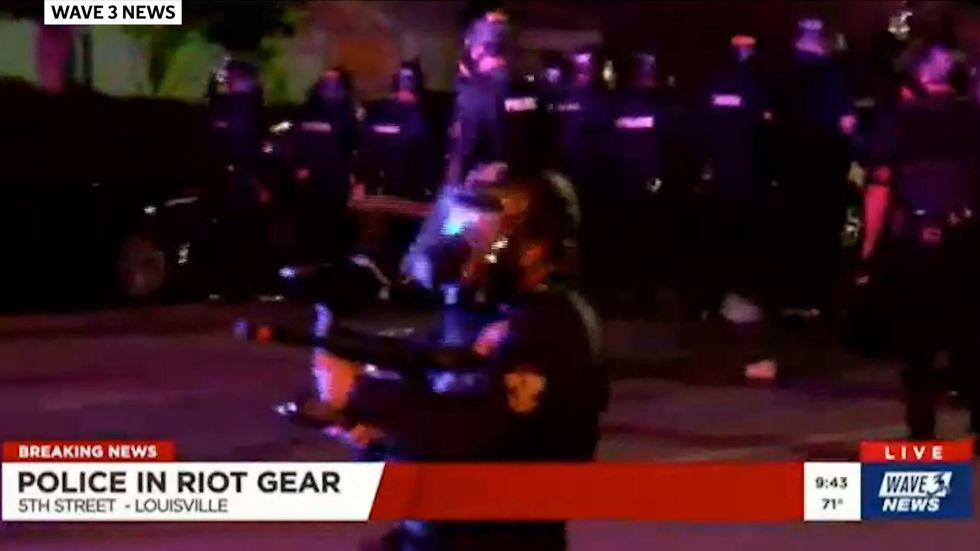 LMPD officer fires pepper balls at WAVE 3 News reporter during Louisville protest