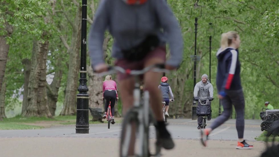 Joggers and cyclists enjoy Hyde Park after exercise rules relaxed
