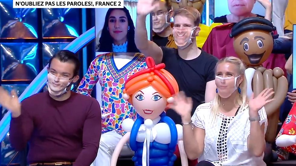 N’oubliez pas les paroles! replaces live studio audience with mannequins and balloon dolls