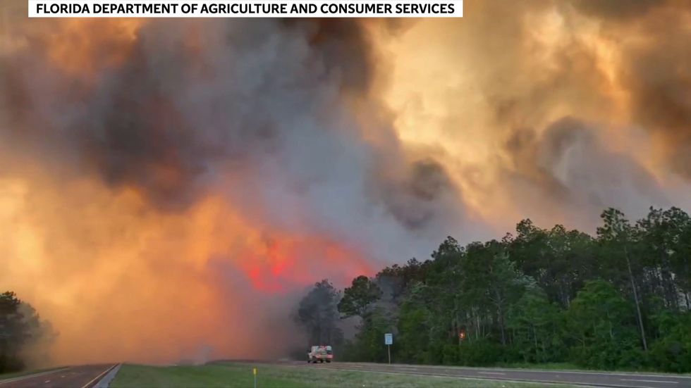 Hundreds evacuated as wildfires rage in NW Florida.mp4